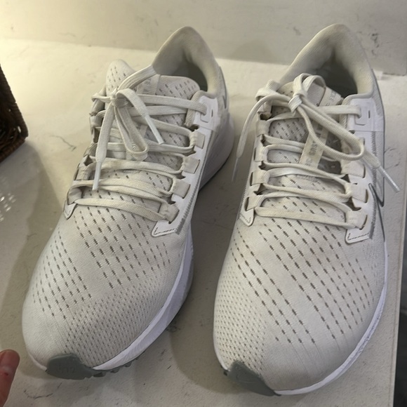 Nike White Athletic Shoes with Cushioned Sole in great condition women size 9.5 - Picture 15 of 15